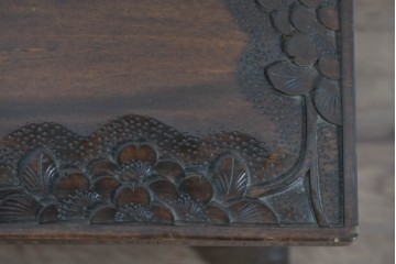 中古　美品　伝統工芸　軽井沢彫り　繊細な桜模様の彫刻が引き立つ上品なスツール　(R-085378)