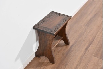 中古　美品　伝統工芸　軽井沢彫り　繊細な桜模様の彫刻が引き立つ上品なスツール　(R-085378)