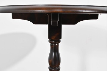 中古　希少な廃番品‼　北海道民芸家具　深みのある丸天板と重厚な挽物脚が味わい深いサイドテーブル　(R-085381)