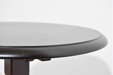 中古　希少な廃番品‼　北海道民芸家具　深みのある丸天板と重厚な挽物脚が味わい深いサイドテーブル　(R-085381)