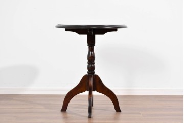 中古　希少な廃番品‼　北海道民芸家具　深みのある丸天板と重厚な挽物脚が味わい深いサイドテーブル　(R-085381)