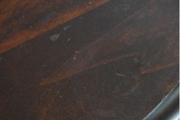 中古　希少な廃番品‼　北海道民芸家具　深みのある丸天板と重厚な挽物脚が味わい深いサイドテーブル　(R-085381)