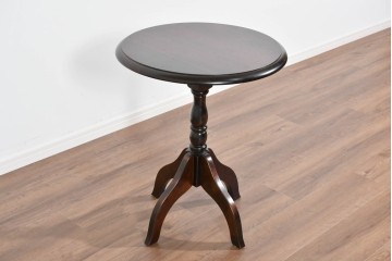 中古　希少な廃番品‼　北海道民芸家具　深みのある丸天板と重厚な挽物脚が味わい深いサイドテーブル　(R-085381)