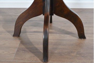 中古　希少な廃番品‼　北海道民芸家具　深みのある丸天板と重厚な挽物脚が味わい深いサイドテーブル　(R-085381)