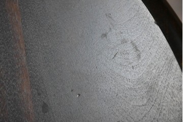 中古　希少な廃番品‼　北海道民芸家具　深みのある丸天板と重厚な挽物脚が味わい深いサイドテーブル　(R-085381)