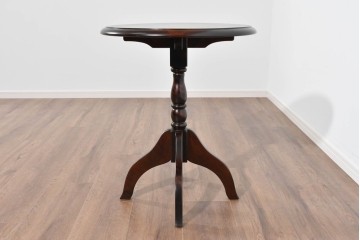 中古　希少な廃番品‼　北海道民芸家具　深みのある丸天板と重厚な挽物脚が味わい深いサイドテーブル　(R-085381)