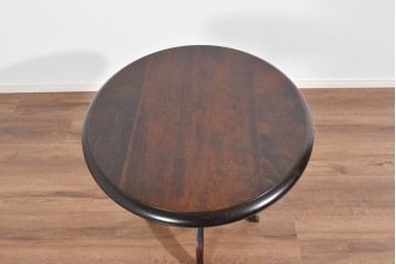 中古　希少な廃番品‼　北海道民芸家具　深みのある丸天板と重厚な挽物脚が味わい深いサイドテーブル　(R-085381)