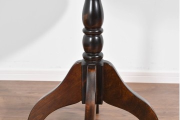 中古　希少な廃番品‼　北海道民芸家具　深みのある丸天板と重厚な挽物脚が味わい深いサイドテーブル　(R-085381)