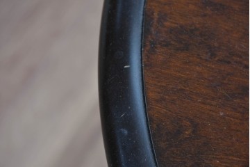 中古　希少な廃番品‼　北海道民芸家具　深みのある丸天板と重厚な挽物脚が味わい深いサイドテーブル　(R-085381)