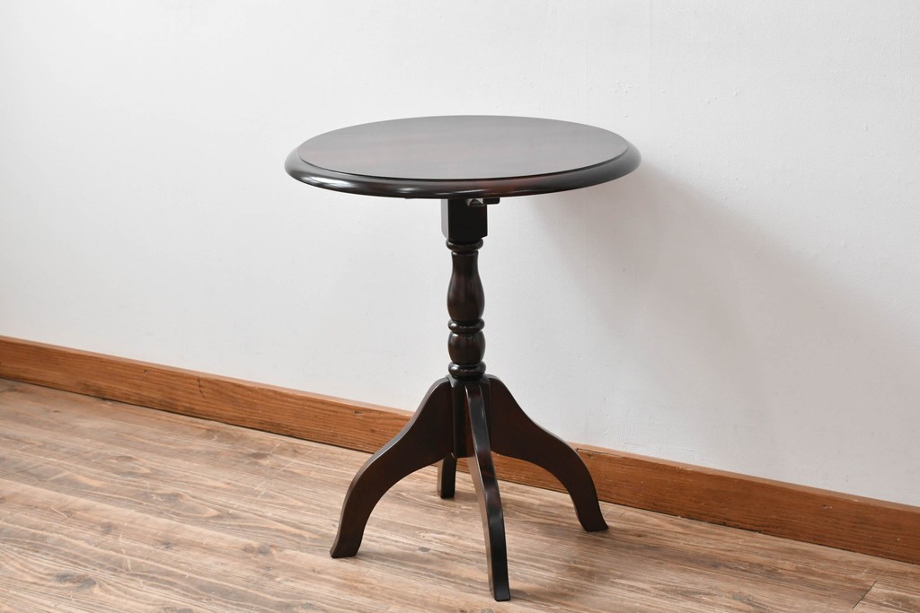 中古　希少な廃番品!!　北海道民芸家具　深みのある丸天板と重厚な挽物脚が味わい深いサイドテーブル　(R-085381)