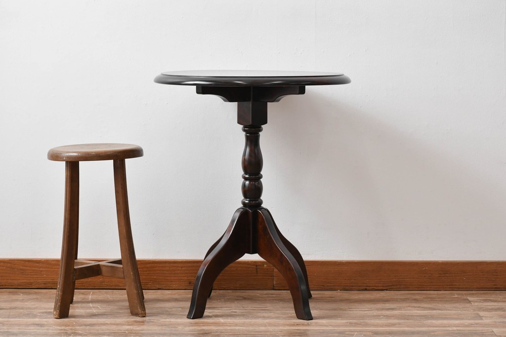 中古　希少な廃番品!!　北海道民芸家具　深みのある丸天板と重厚な挽物脚が味わい深いサイドテーブル　(R-085381)