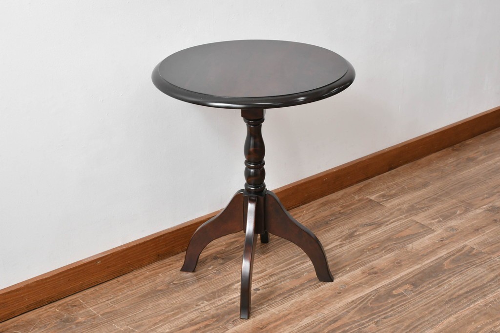 中古　希少な廃番品!!　北海道民芸家具　深みのある丸天板と重厚な挽物脚が味わい深いサイドテーブル　(R-085381)