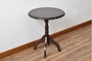 中古　希少な廃番品!!　北海道民芸家具　深みのある丸天板と重厚な挽物脚が味わい深いサイドテーブル　(R-085381)