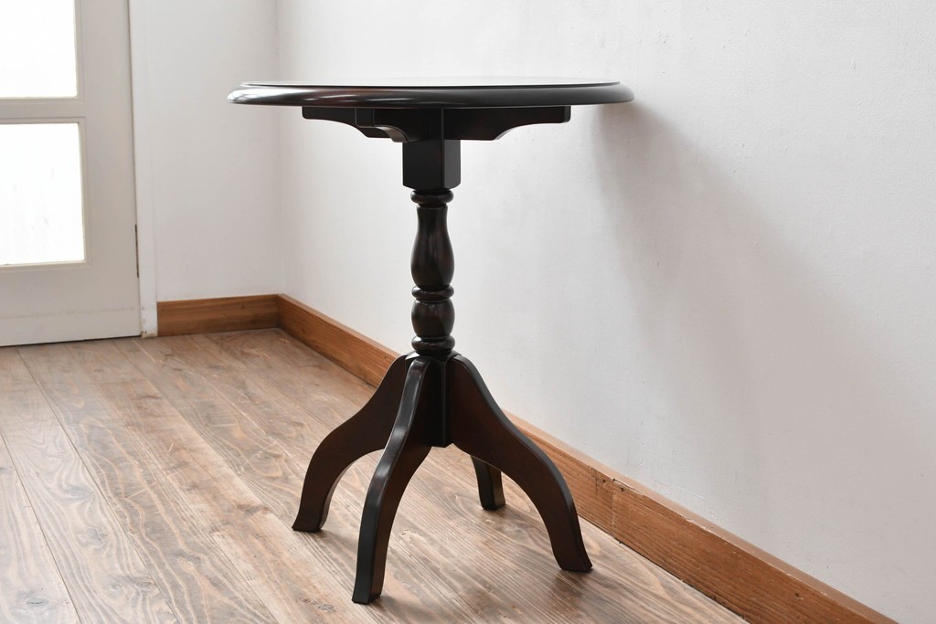 中古　希少な廃番品!!　北海道民芸家具　深みのある丸天板と重厚な挽物脚が味わい深いサイドテーブル　(R-085381)