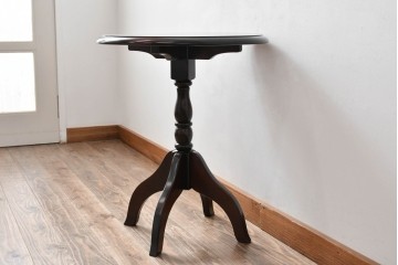 中古　希少な廃番品!!　北海道民芸家具　深みのある丸天板と重厚な挽物脚が味わい深いサイドテーブル　(R-085381)