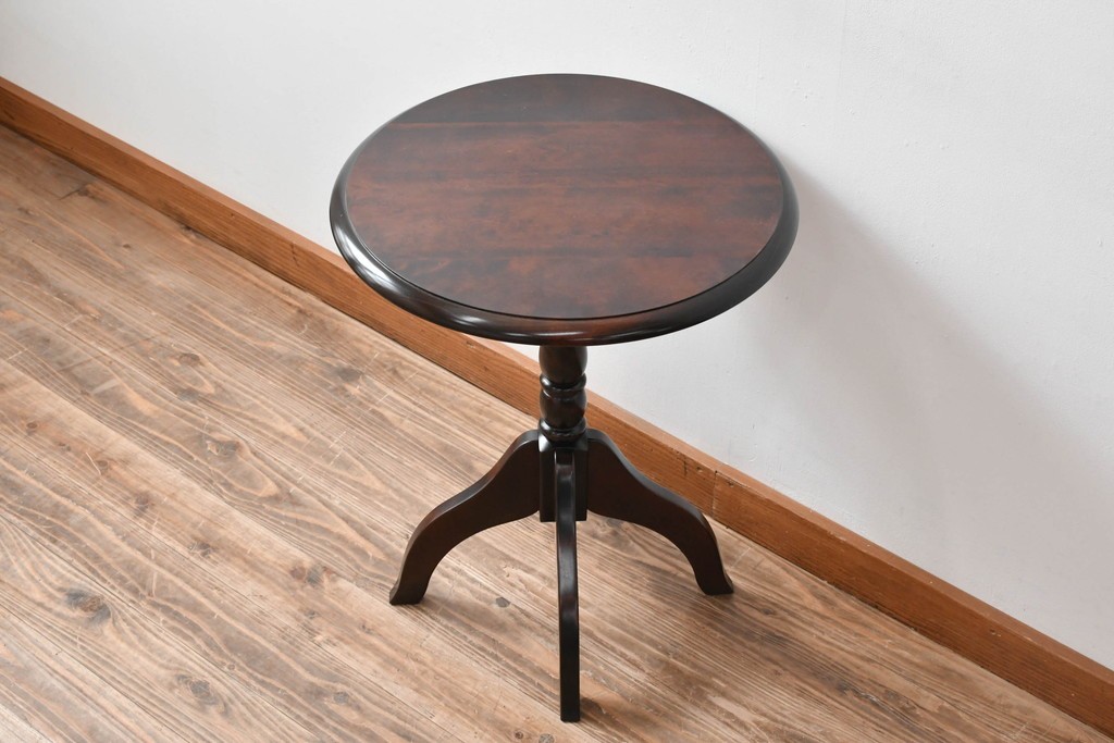 中古　希少な廃番品!!　北海道民芸家具　深みのある丸天板と重厚な挽物脚が味わい深いサイドテーブル　(R-085381)