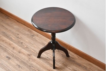 中古　希少な廃番品!!　北海道民芸家具　深みのある丸天板と重厚な挽物脚が味わい深いサイドテーブル　(R-085381)