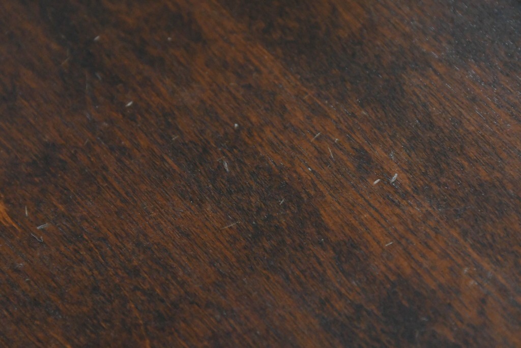 中古　希少な廃番品!!　北海道民芸家具　深みのある丸天板と重厚な挽物脚が味わい深いサイドテーブル　(R-085381)