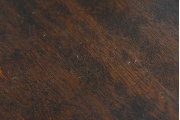 中古　希少な廃番品!!　北海道民芸家具　深みのある丸天板と重厚な挽物脚が味わい深いサイドテーブル　(R-085381)