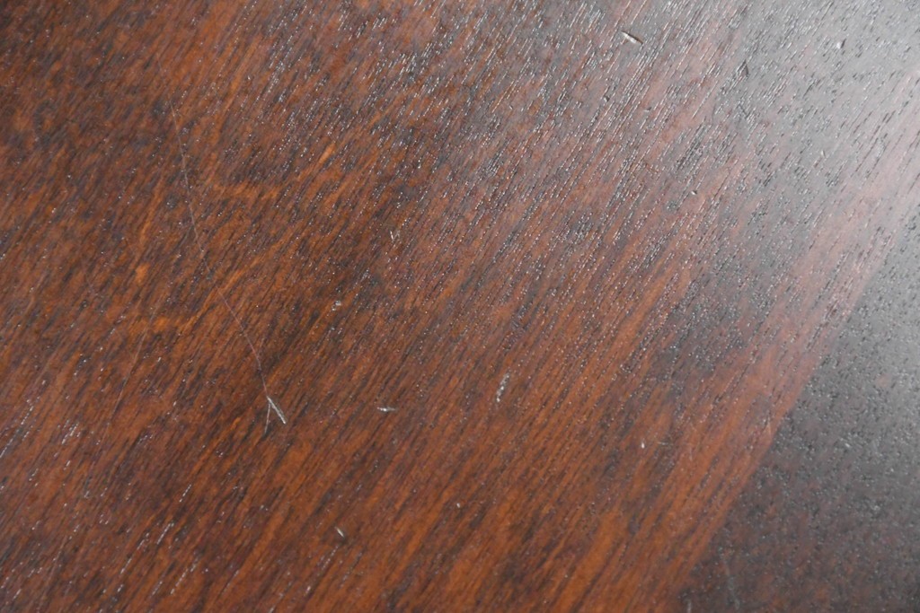 中古　希少な廃番品!!　北海道民芸家具　深みのある丸天板と重厚な挽物脚が味わい深いサイドテーブル　(R-085381)