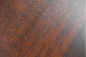 中古　希少な廃番品!!　北海道民芸家具　深みのある丸天板と重厚な挽物脚が味わい深いサイドテーブル　(R-085381)