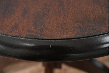 中古　希少な廃番品!!　北海道民芸家具　深みのある丸天板と重厚な挽物脚が味わい深いサイドテーブル　(R-085381)