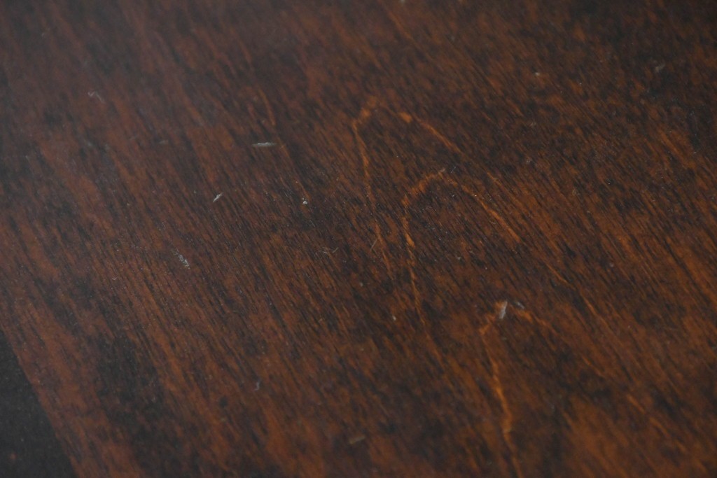 中古　希少な廃番品!!　北海道民芸家具　深みのある丸天板と重厚な挽物脚が味わい深いサイドテーブル　(R-085381)