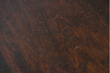 中古　希少な廃番品!!　北海道民芸家具　深みのある丸天板と重厚な挽物脚が味わい深いサイドテーブル　(R-085381)
