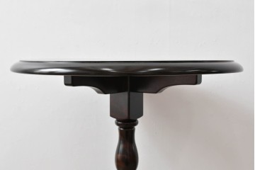 中古　希少な廃番品!!　北海道民芸家具　深みのある丸天板と重厚な挽物脚が味わい深いサイドテーブル　(R-085381)