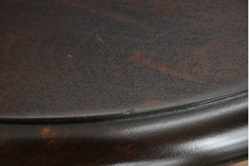 中古　希少な廃番品!!　北海道民芸家具　深みのある丸天板と重厚な挽物脚が味わい深いサイドテーブル　(R-085381)