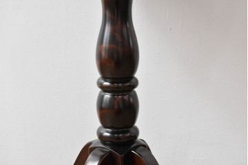 中古　希少な廃番品!!　北海道民芸家具　深みのある丸天板と重厚な挽物脚が味わい深いサイドテーブル　(R-085381)