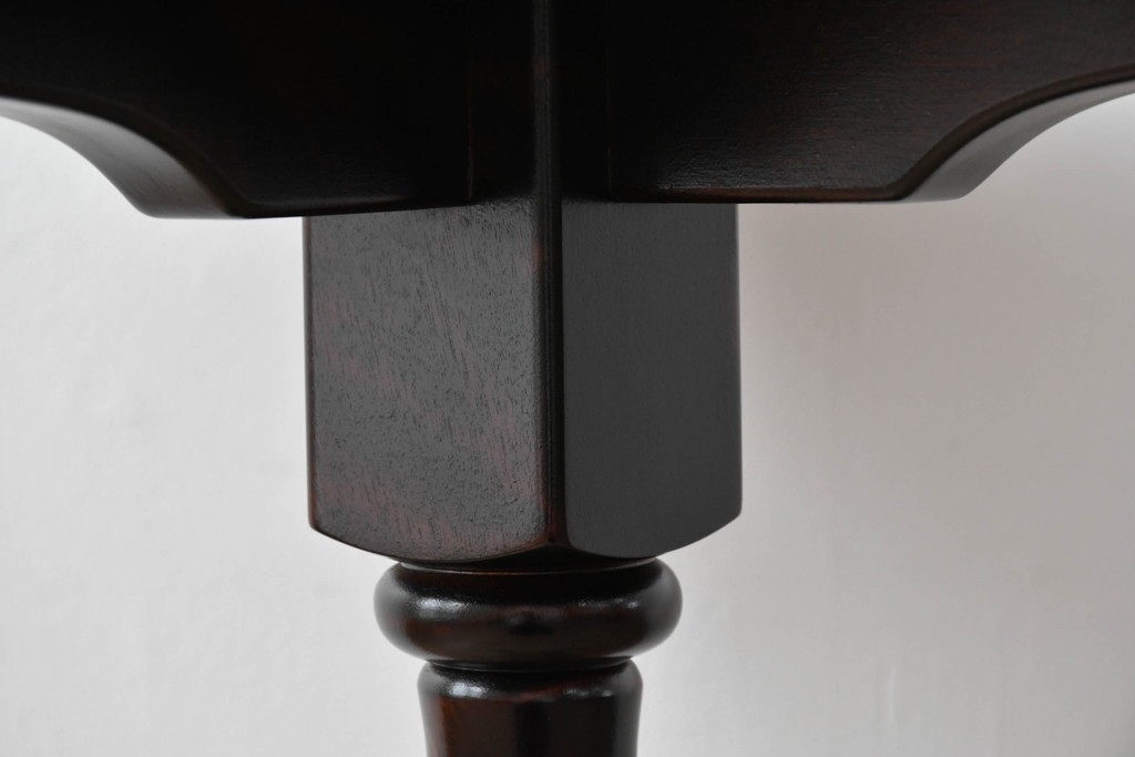 中古　希少な廃番品!!　北海道民芸家具　深みのある丸天板と重厚な挽物脚が味わい深いサイドテーブル　(R-085381)