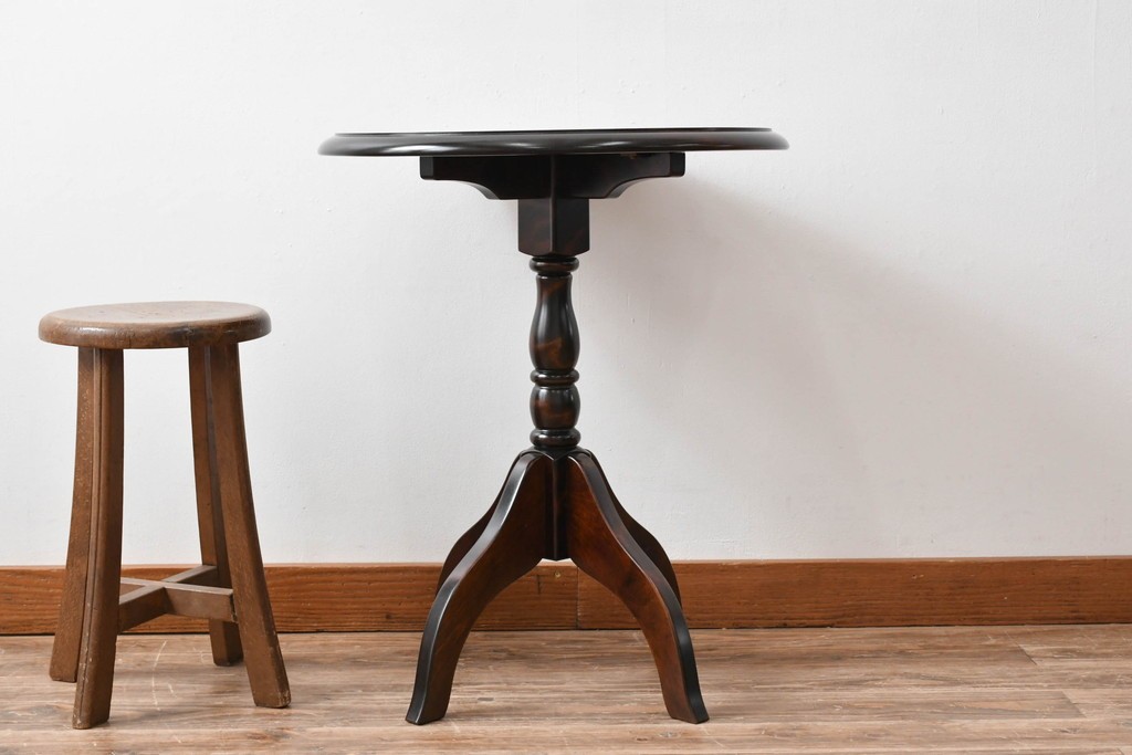 中古　希少な廃番品!!　北海道民芸家具　深みのある丸天板と重厚な挽物脚が味わい深いサイドテーブル　(R-085381)