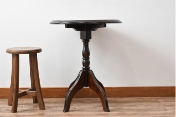 中古　希少な廃番品!!　北海道民芸家具　深みのある丸天板と重厚な挽物脚が味わい深いサイドテーブル　(R-085381)