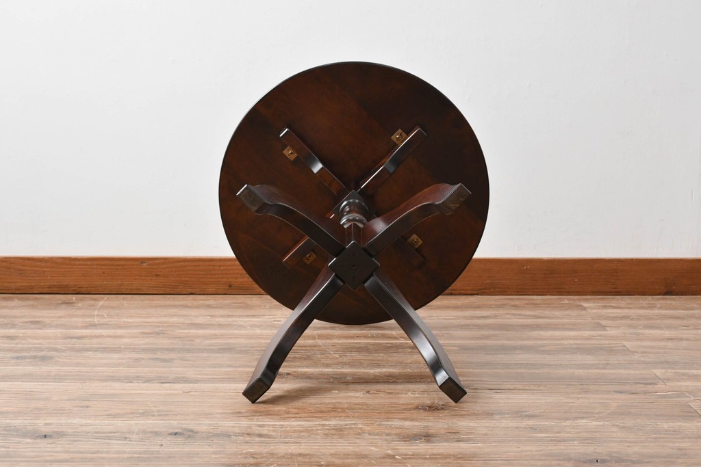 中古　希少な廃番品!!　北海道民芸家具　深みのある丸天板と重厚な挽物脚が味わい深いサイドテーブル　(R-085381)