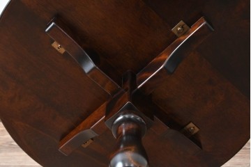 中古　希少な廃番品!!　北海道民芸家具　深みのある丸天板と重厚な挽物脚が味わい深いサイドテーブル　(R-085381)