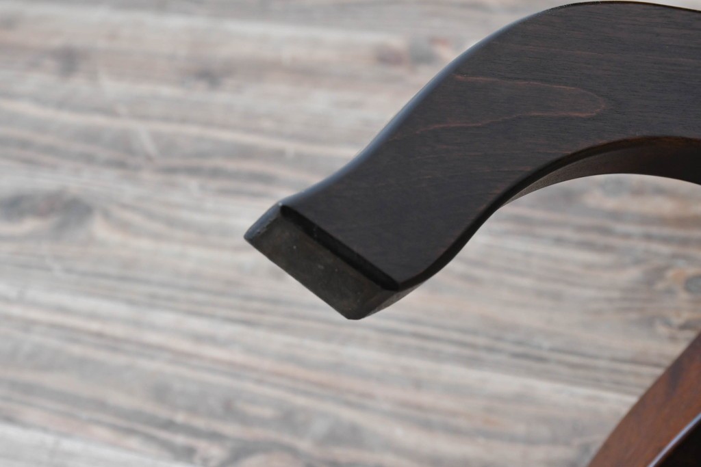 中古　希少な廃番品!!　北海道民芸家具　深みのある丸天板と重厚な挽物脚が味わい深いサイドテーブル　(R-085381)