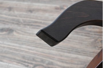 中古　希少な廃番品!!　北海道民芸家具　深みのある丸天板と重厚な挽物脚が味わい深いサイドテーブル　(R-085381)