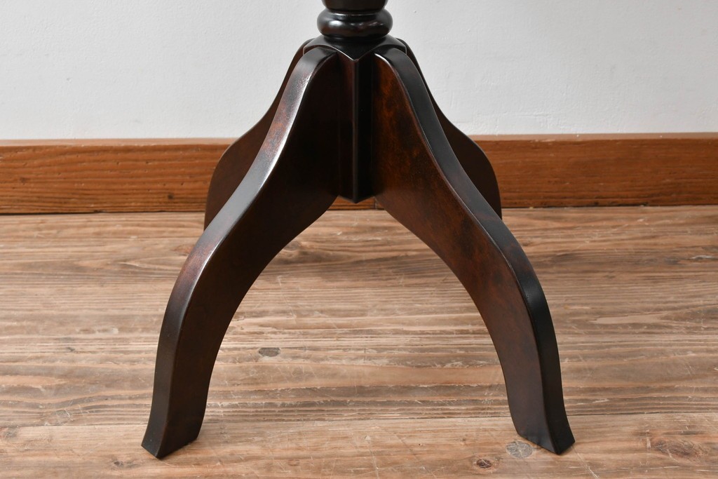 中古　希少な廃番品!!　北海道民芸家具　深みのある丸天板と重厚な挽物脚が味わい深いサイドテーブル　(R-085381)