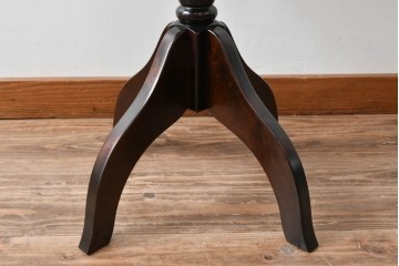 中古　希少な廃番品!!　北海道民芸家具　深みのある丸天板と重厚な挽物脚が味わい深いサイドテーブル　(R-085381)