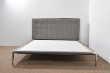 中古　展示品　超美品‼　Cassina(カッシーナ)　 L26 VOLAGE(ヴォラージュ)　ローナロウヘッドボードタイプのベッドフレーム(キングサイズ)　現行定価約260万円相当　(R-085386)