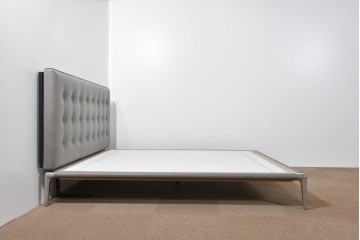 中古　展示品　超美品‼　Cassina(カッシーナ)　 L26 VOLAGE(ヴォラージュ)　ローナロウヘッドボードタイプのベッドフレーム(キングサイズ)　現行定価約260万円相当　(R-085386)