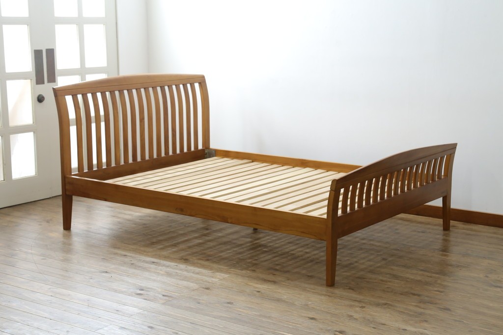 中古　美品　希少な廃番品　チーク無垢材　SCANTEAK(スキャンティーク)　天然木の温もりを感じられるダブルサイズのベッドフレーム　(R-085391)