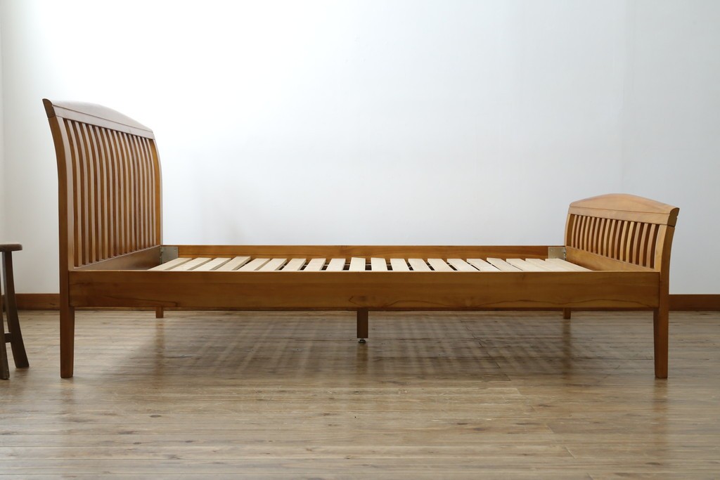 中古　美品　希少な廃番品　チーク無垢材　SCANTEAK(スキャンティーク)　天然木の温もりを感じられるダブルサイズのベッドフレーム　(R-085391)