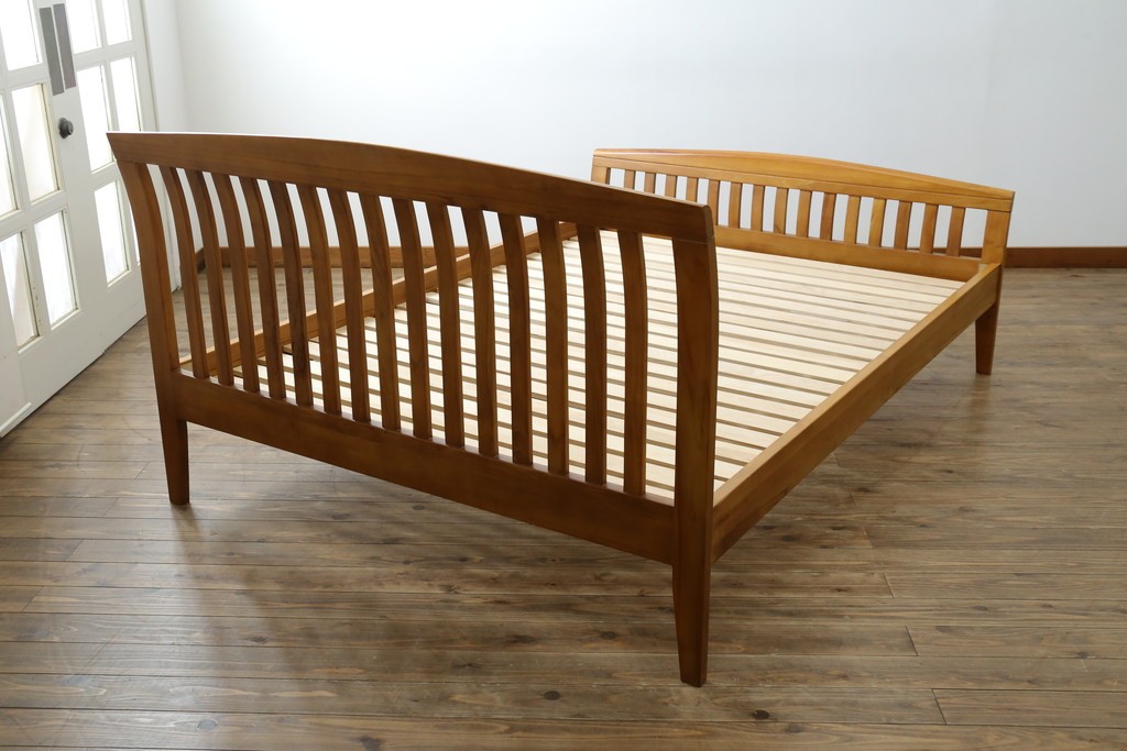 中古　美品　希少な廃番品　チーク無垢材　SCANTEAK(スキャンティーク)　天然木の温もりを感じられるダブルサイズのベッドフレーム　(R-085391)