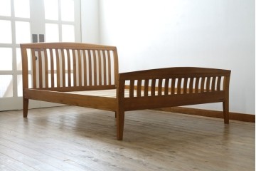 中古　美品　希少な廃番品　チーク無垢材　SCANTEAK(スキャンティーク)　天然木の温もりを感じられるダブルサイズのベッドフレーム　(R-085391)