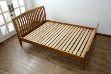 中古　美品　希少な廃番品　チーク無垢材　SCANTEAK(スキャンティーク)　天然木の温もりを感じられるダブルサイズのベッドフレーム　(R-085391)