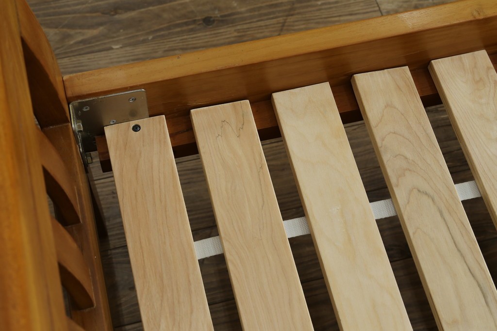 中古　美品　希少な廃番品　チーク無垢材　SCANTEAK(スキャンティーク)　天然木の温もりを感じられるダブルサイズのベッドフレーム　(R-085391)