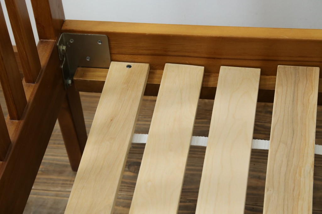 中古　美品　希少な廃番品　チーク無垢材　SCANTEAK(スキャンティーク)　天然木の温もりを感じられるダブルサイズのベッドフレーム　(R-085391)