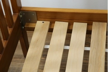 中古　美品　希少な廃番品　チーク無垢材　SCANTEAK(スキャンティーク)　天然木の温もりを感じられるダブルサイズのベッドフレーム　(R-085391)